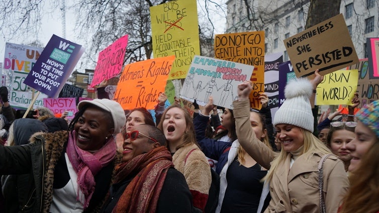 ¿Se radicalizan las jóvenes? La generación Z se parte en dos generaciones