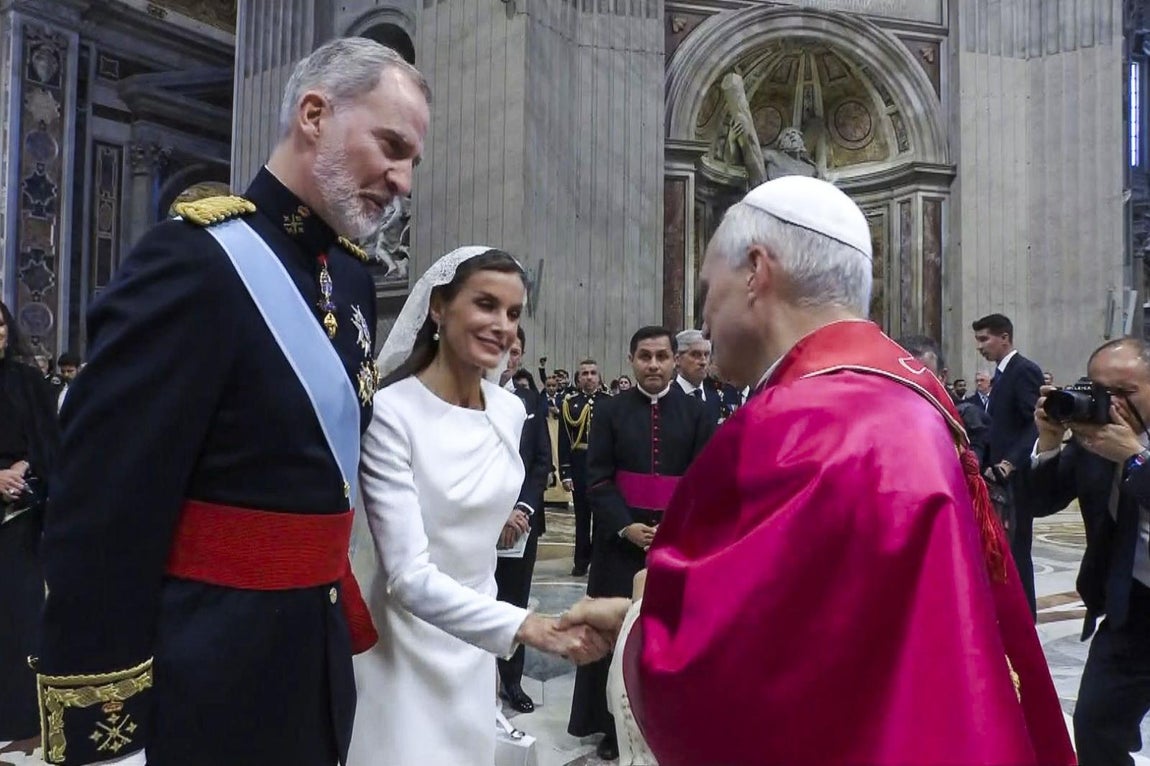 Los Reyes de España, Felipe VI y Letizia, conversan con el papa León XIV, tras finalizar la misa del inicio del pontificado.