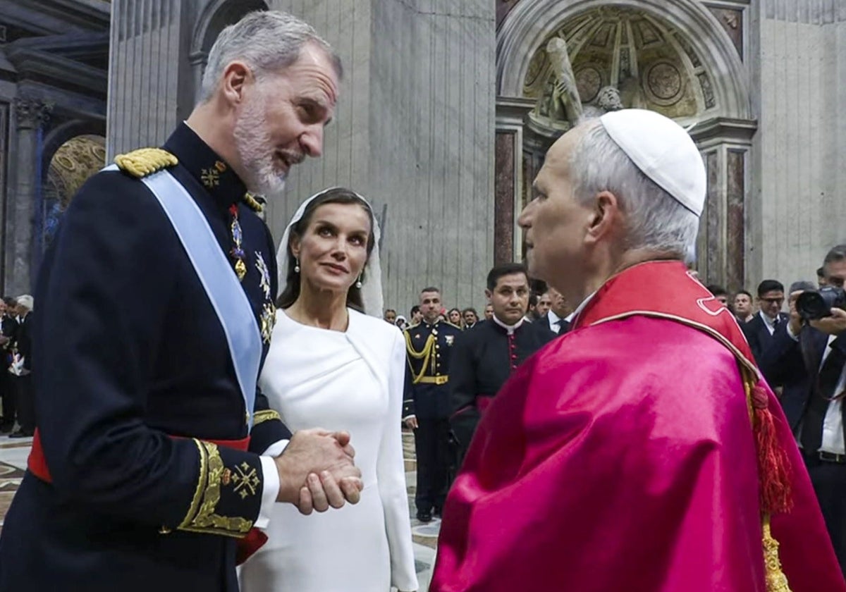 Los Reyes saludan al Papa León XIV tras la misa de inicio de Pontificado en El Vaticano