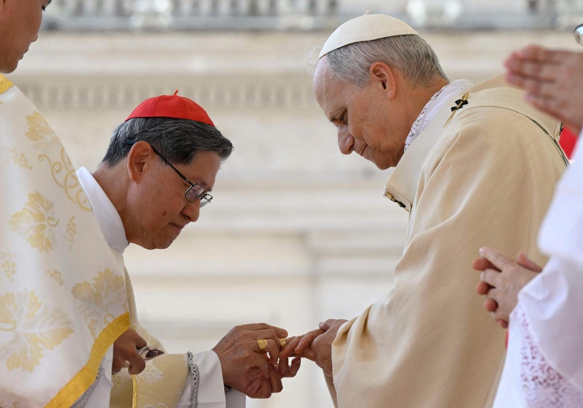 El cardenal Tagle pone el anillo del pescador a León XIV