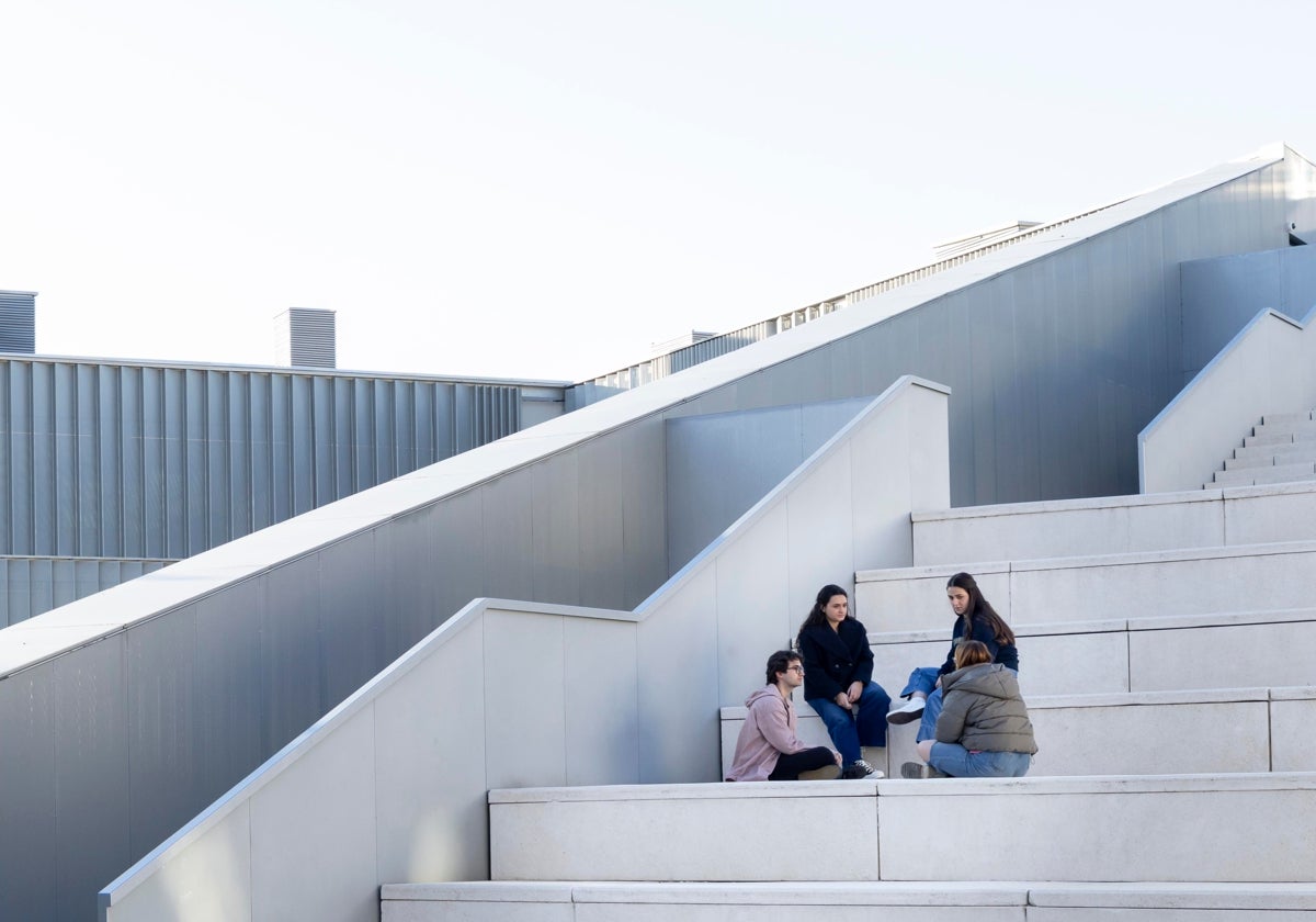 Un grupo de estudiantes en unas instalaciones del CEU