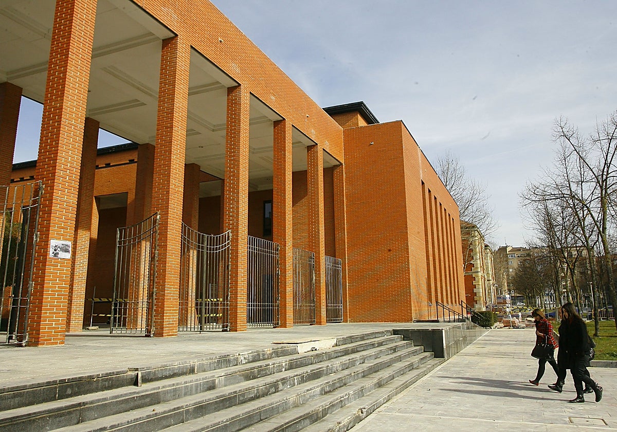 La Facultad de Letras de Vitoria, en Álava, que forma parte de la UPV