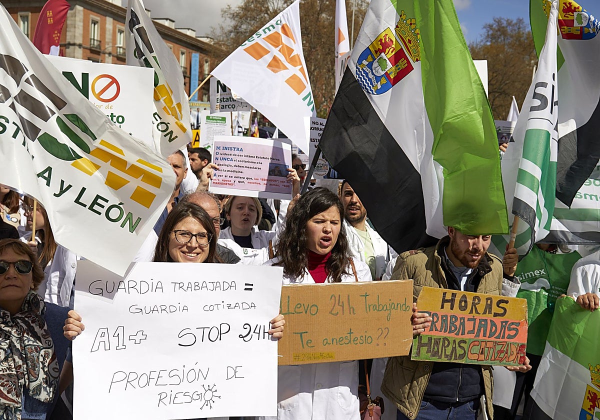 Manifestación de médicos contra el estatuto marco el pasado abril