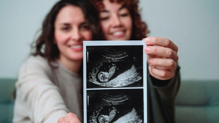 Sentencia histórica en Italia: la Justicia permite que dos mujeres puedan registrarse como progenitoras de un bebé