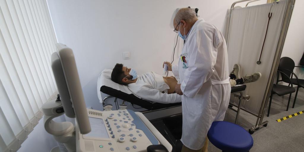 El número de profesionales sanitarios en España superó en 2024 el millón de personas por primera vez