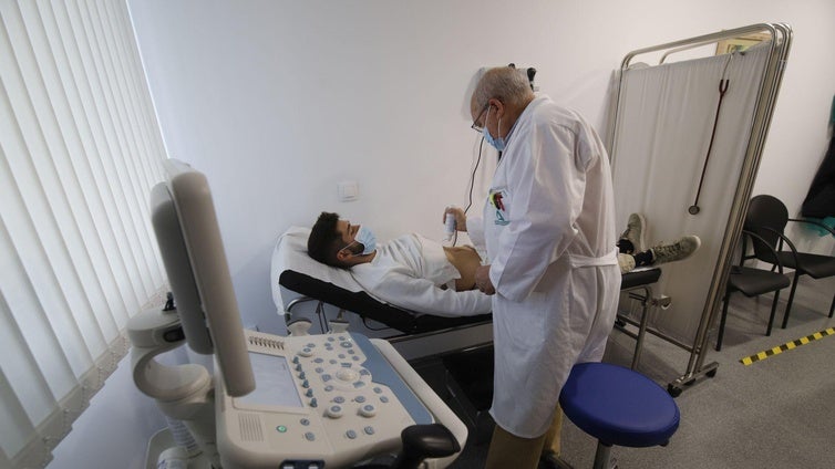 El número de profesionales sanitarios colegiados en España superó en 2024 el millón de personas por primera vez