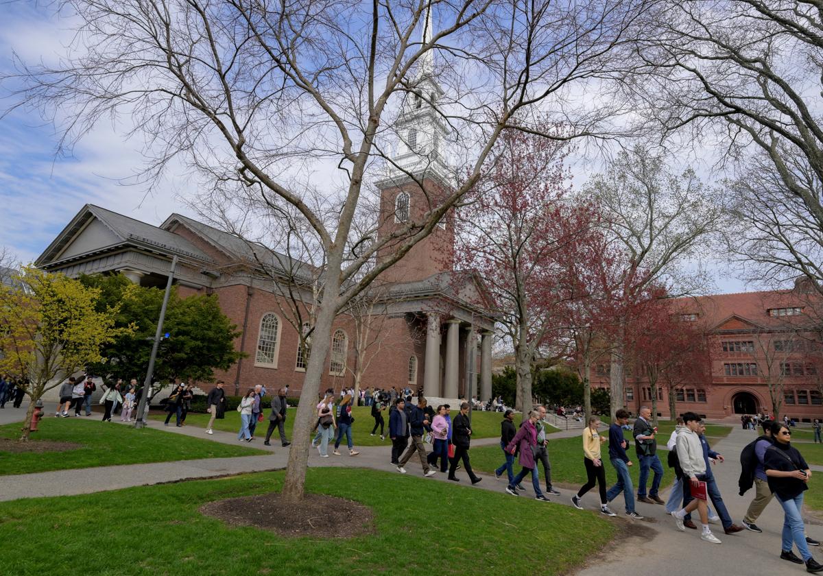 Estudiantes caminan por el campus de la Universidad de Harvard en Cambridge, Massachusetts.