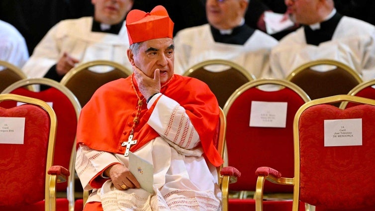 El Papa se reúne con Becciu, el cardenal defenestrado por Francisco, y le reitera su inocencia
