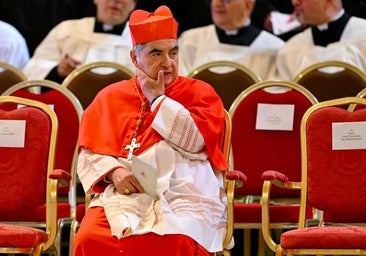 El Papa se reúne con Becciu, el cardenal defenestrado por Francisco, y le reitera su inocencia