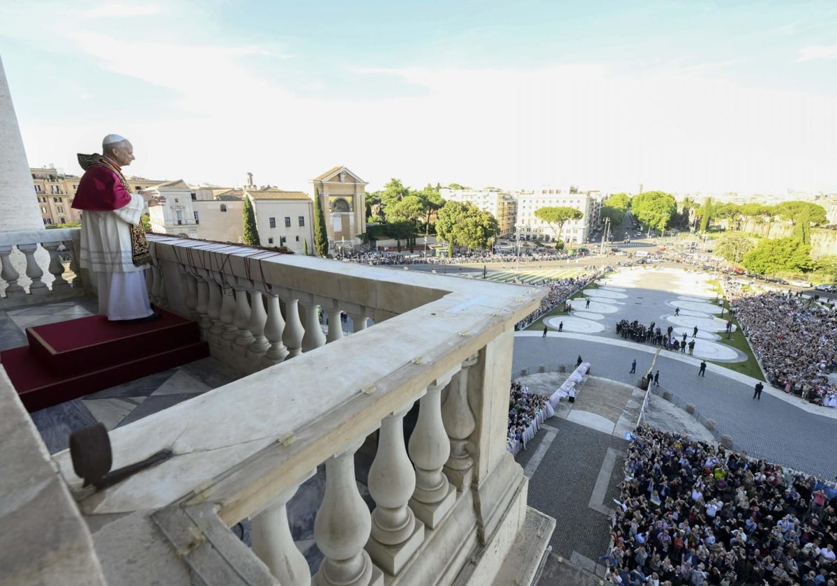 El Papa se dirige a los fieles desde el balcón de San Juan de Letrán, este domingo