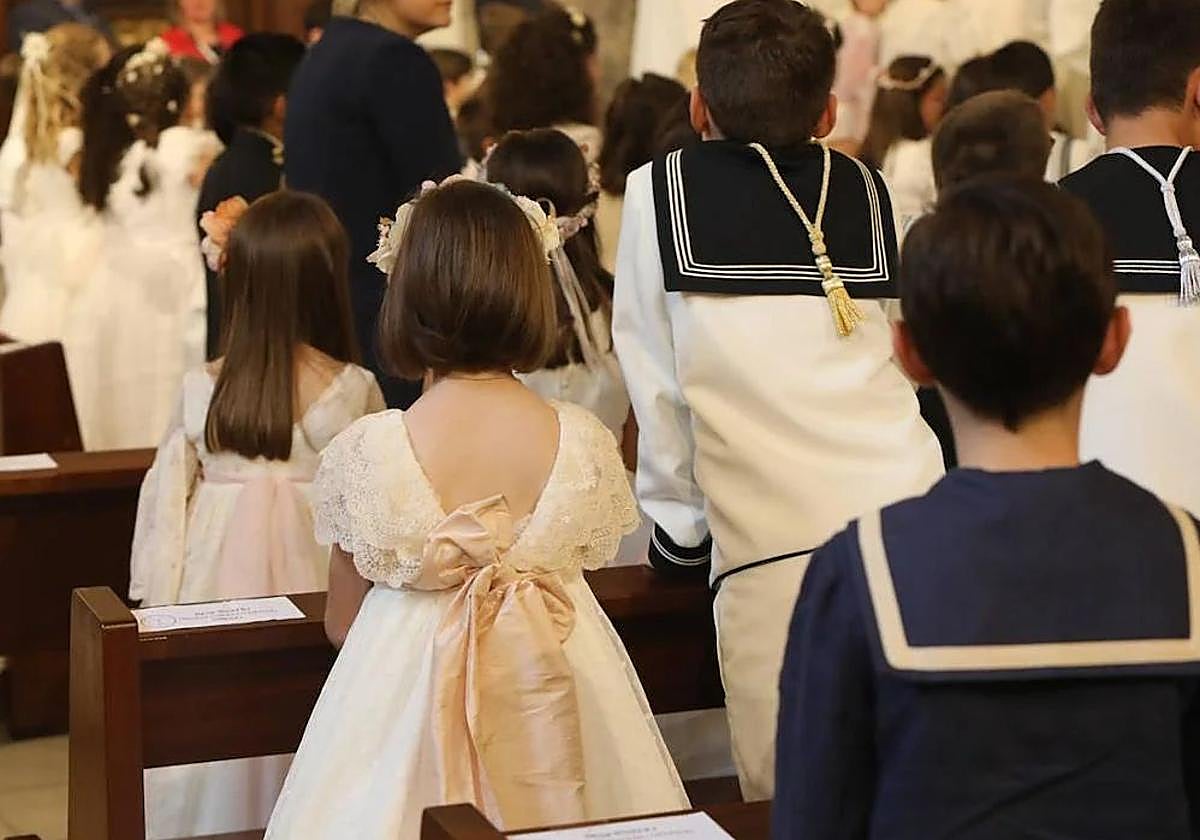 NIños haciendo la comunión en una imagen de archivo
