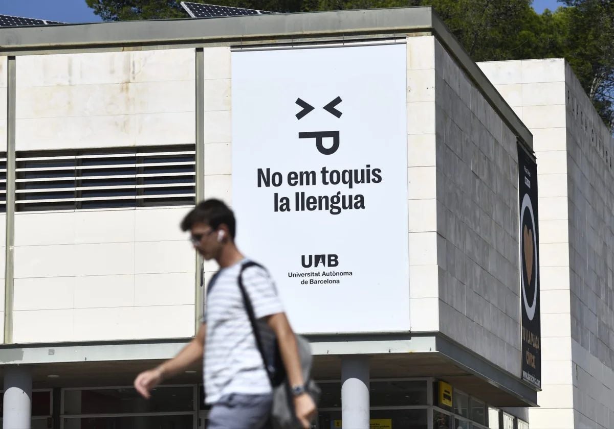 Pancarta en la UAB de la campaña impulsada por la Generalitat para fomentar el uso del catalán en los campuS