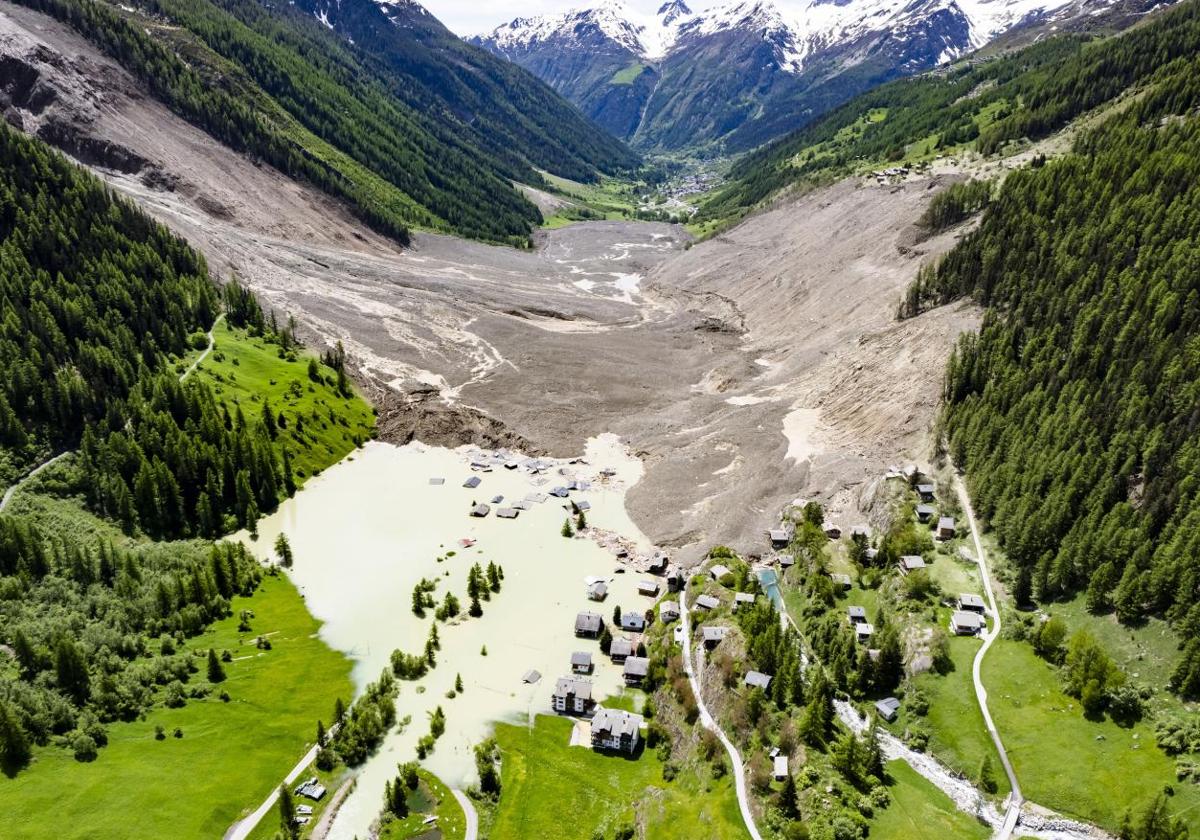 - Una vista aérea muestra la destrucción del pueblo de Blatten tras una avalancha masiva provocada por el colapso del glaciar Birch en Suiza