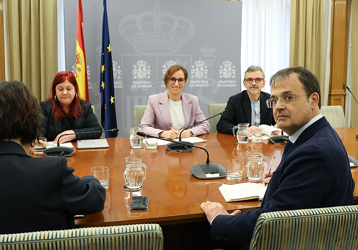 En primer plano, el consejero de Sanidad vasco, Alberto Martínez con Mónica García