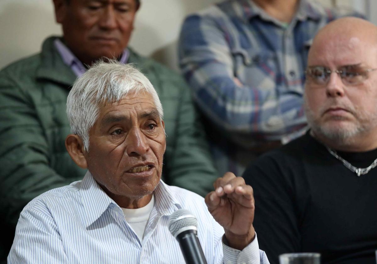 Marcelino Ynga, representante de los comuneros de Catacaos, habla durante una rueda de prensa este jueves