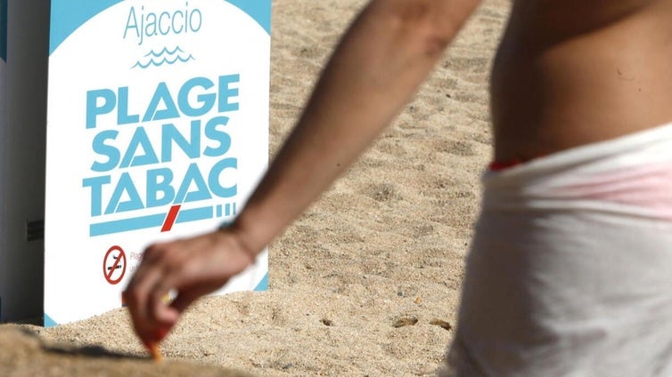 Francia prohíbe fumar en playas, parques y cerca de escuelas: «Ningún cigarrillo donde haya niños»