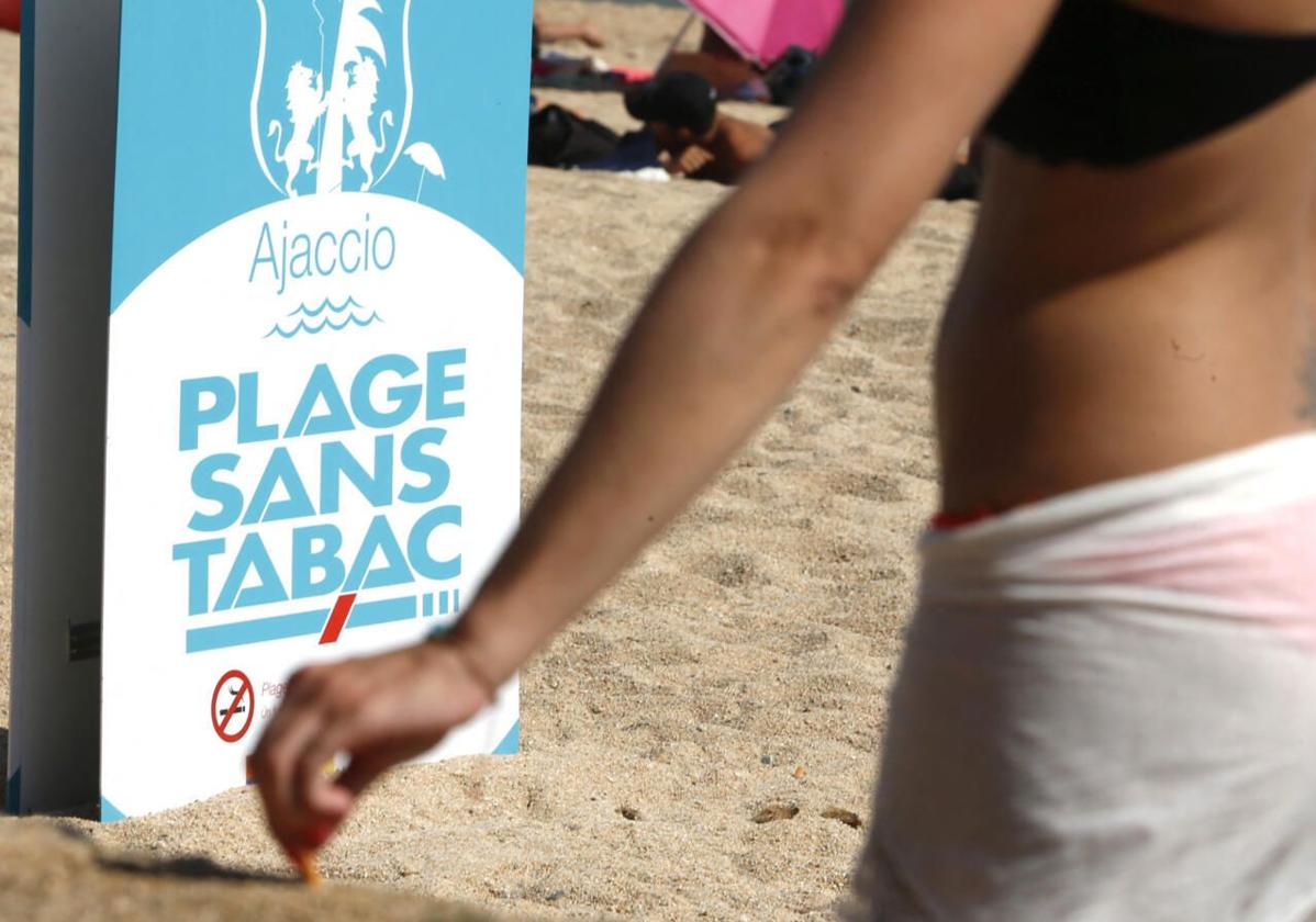 Los cigarrillos estarán prohibidos a partir del 1 de julio de 2025 en cualquier lugar «donde haya niños», incluidas todas las playas francesas