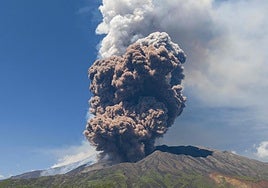 Una violenta erupción del Etna provoca que varios turistas huyan despavoridos del volcán