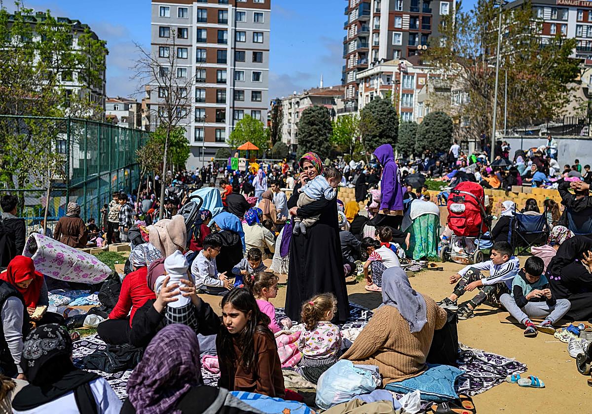 Gente en la calle tras un terremoto en Turquía.