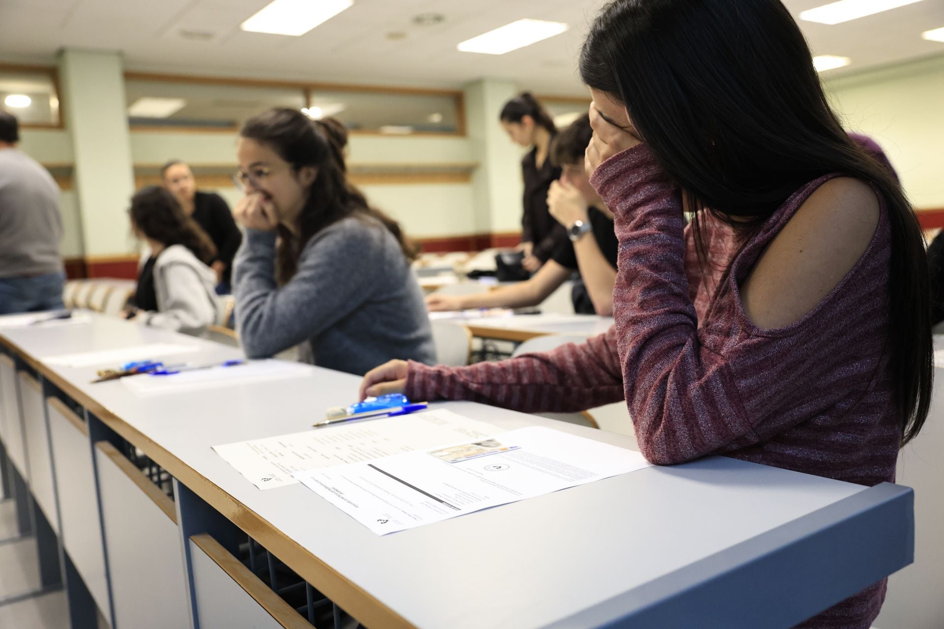 Dos alumnas en Bilbao esperan al inicio del examen de Selectividad.