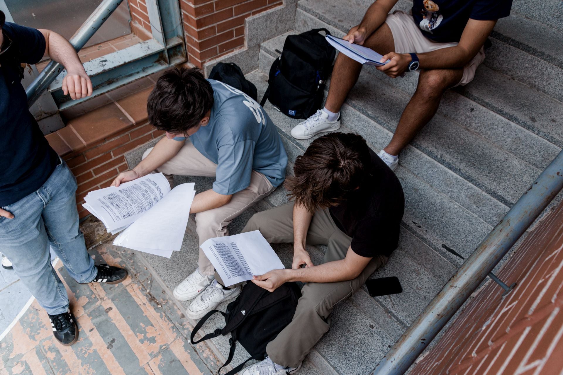Un grupo de jóvenes repasa antes de examinarse en la Facultad de Químicas.