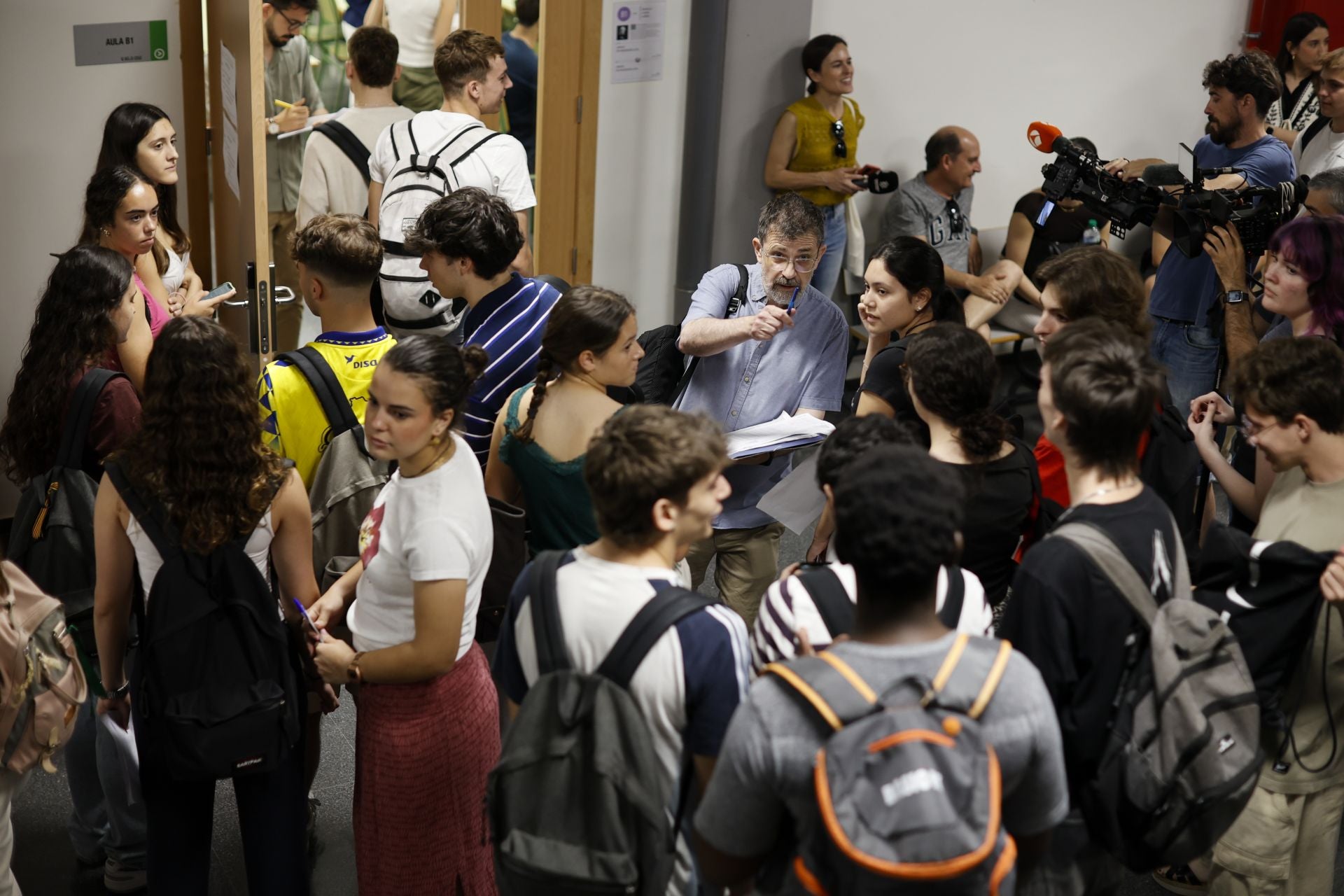 Estudiantes de la Comunidad Valenciana aguardan al inicio de la nueva Selectividad.