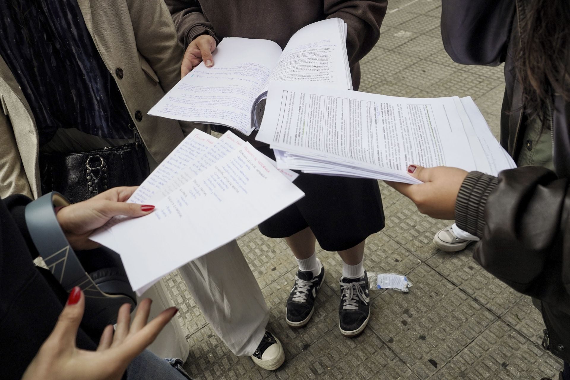 Plano de los apuntes de un grupo de estudiantes en Valladolid antes de someterse a la nueva PAU, que por primera vez evaluará también la madurez de los estudiantes.