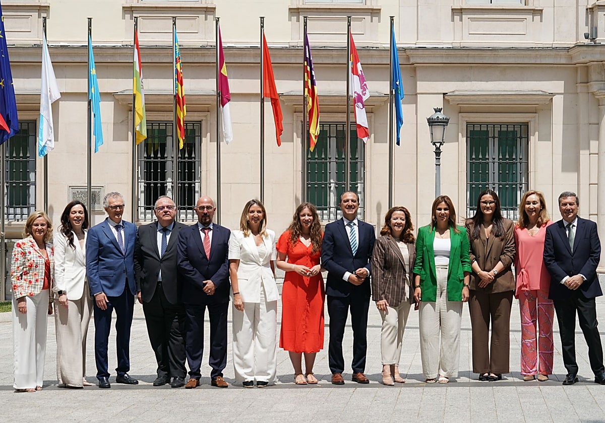 Alicia García, Ester Muñoz y los consejeros de Sanidad de las comunidades donde gobierna el PP