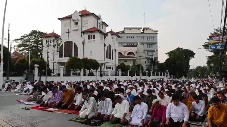 Musulmanes participan en Indonesia en las oraciones matutinas para celebrar el Eid al-Adha