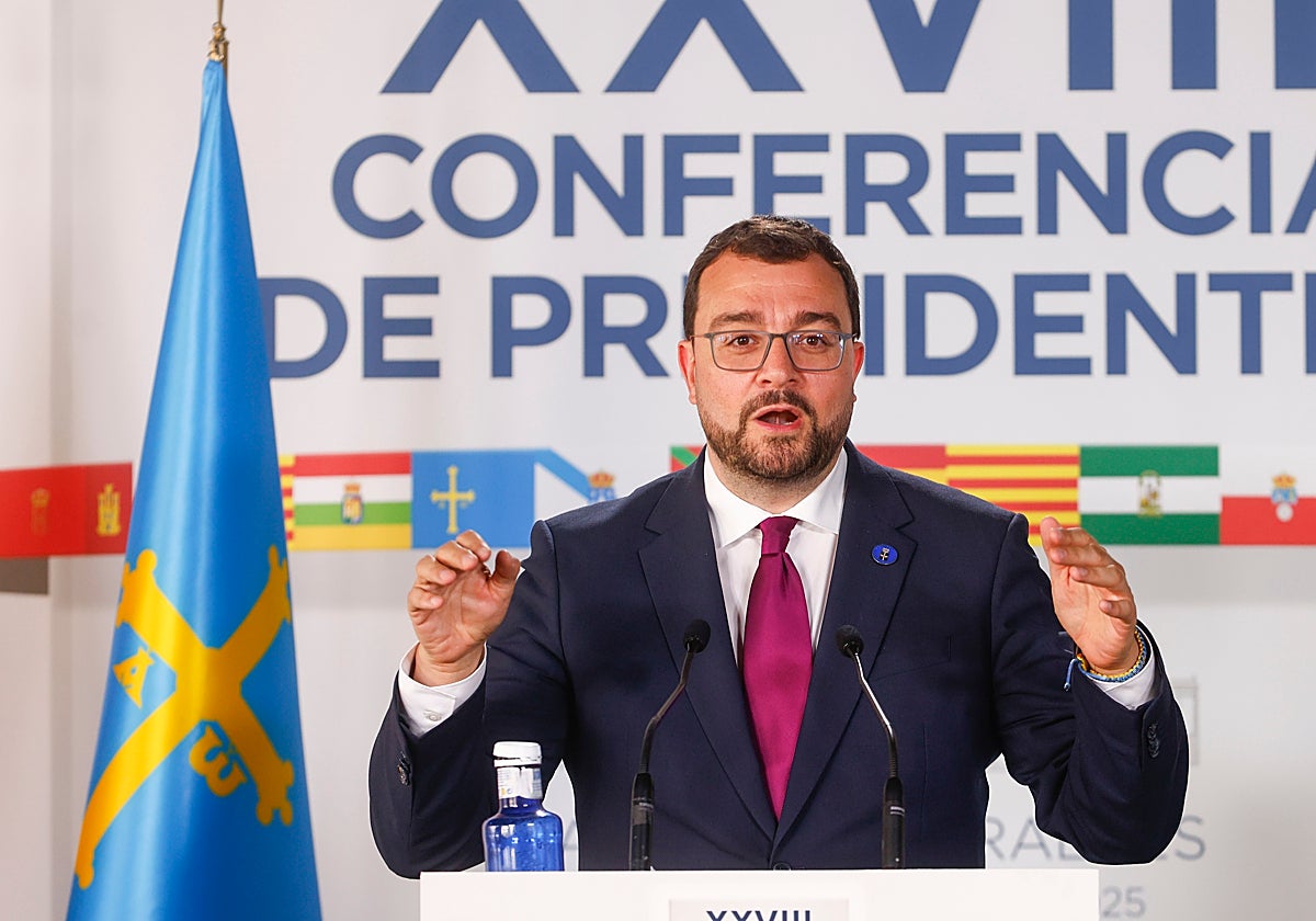 El presidente del Principado de Asturias, Adrián Barbón, durante una rueda de prensa en su asistencia en la Conferencia de Presidentes