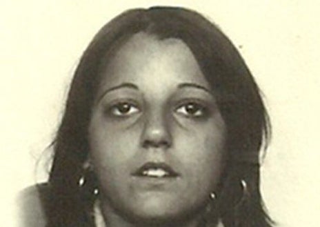 Imagen secundaria 1 - En la foto superior, Mariaje unos días antes de entrar en el orfanato, en su primera comunión, y tras su paso por el centro. Se evidencia el deterioro físico. Debajo, Consuelo en 1975, unos días antes de entrar en el centro del Patronanto. En la última foto, Loli, junto a su hija, en Peñagrande.