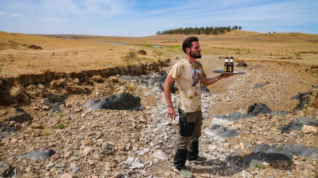 Imagen antes - Gabri Calderón tuvo que cerrar un chiringuito en Esparragosa de Lares por la sequía. Abrió en diciembre un restaurante con su hermano