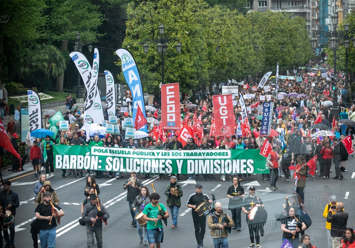 Una de las multitudinarias manifestaciones en Oviedo de estos días contra Adrián Barbón