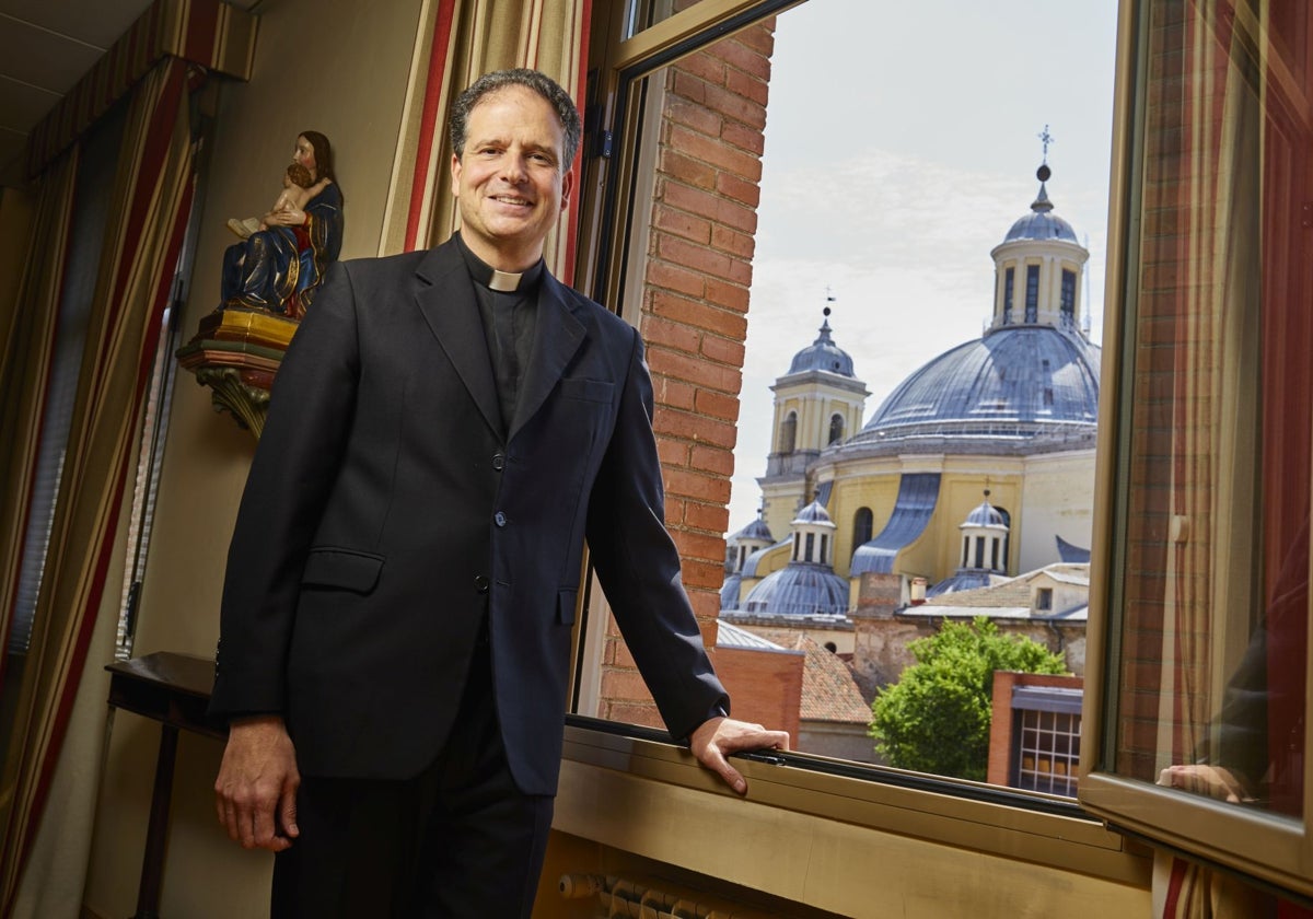 Nicolás Álvarez de las Asturias, junto a la Real Basílica de San Francisco el Grande, en Madrid