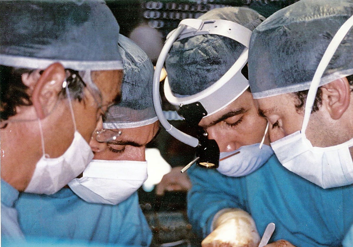 Imagen del equipo de cirujanos del Hospital Vall d'Hebron realizando el primer trasplante de hígado pediátrico en 1985