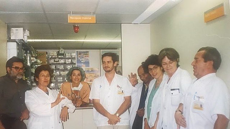 Foto histórica de todo el equipo médico tras el primer trasplante pediátrico