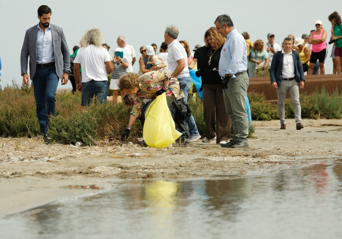 La Reina Doña Sofía participa en la campaña '1m2 por las playas y los mares' en Murcia en una imagen de archivo