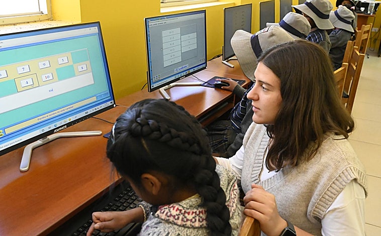 Imagen principal - Los voluntarios se dividen en dos equipos y se integran por completo en la vida de las comunidades: adaptan sus horarios a las necesidades locales e incluso duermen en las escuelas, lo que les permite crear un vínculo más cercano con los alumnos y entender sus realidades