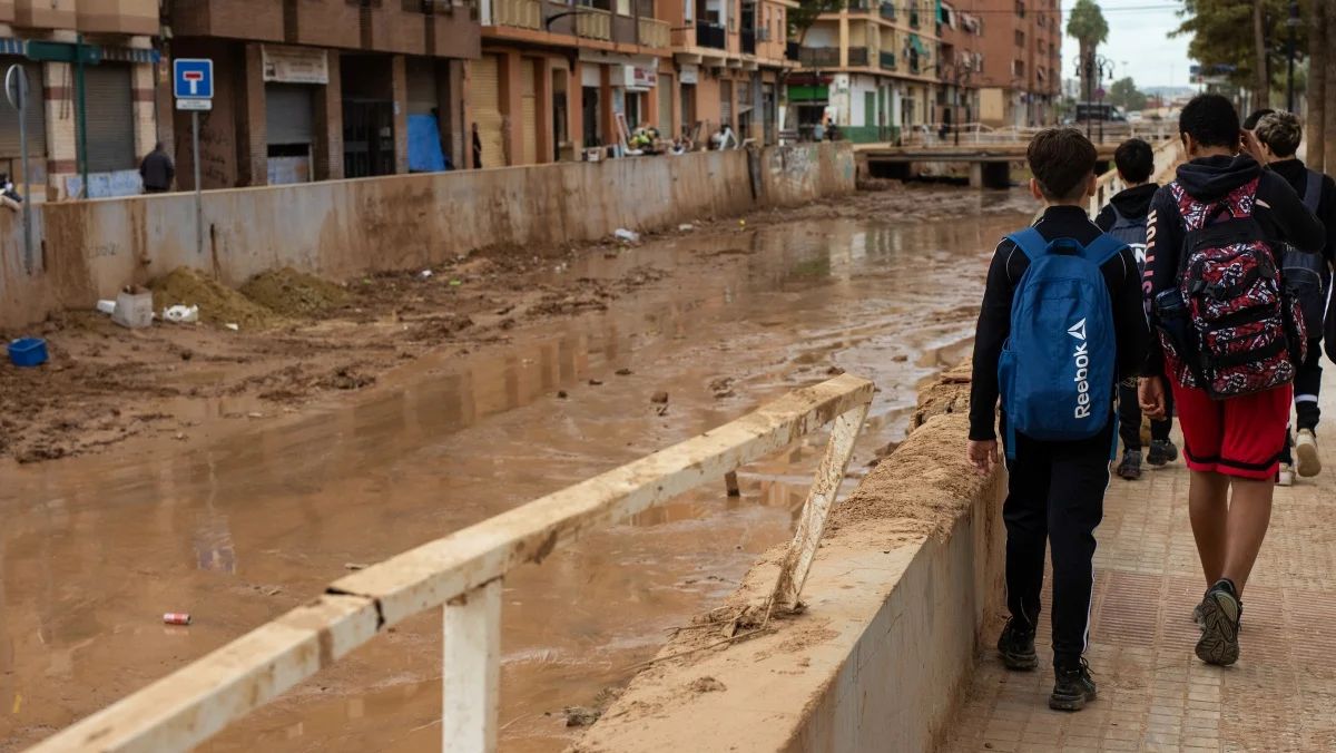 Niños en Valencia durante la DANA de octubre, en una imagen de archivo