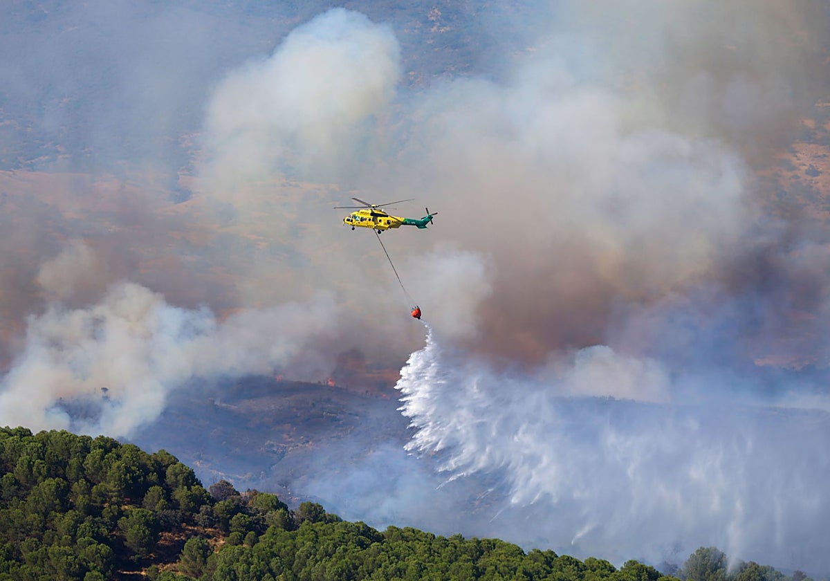 Incendio forestal en el campo de tiro de la base militar de Cerro Muriano (Córdoba, Andalucía) en una imagen de archivo