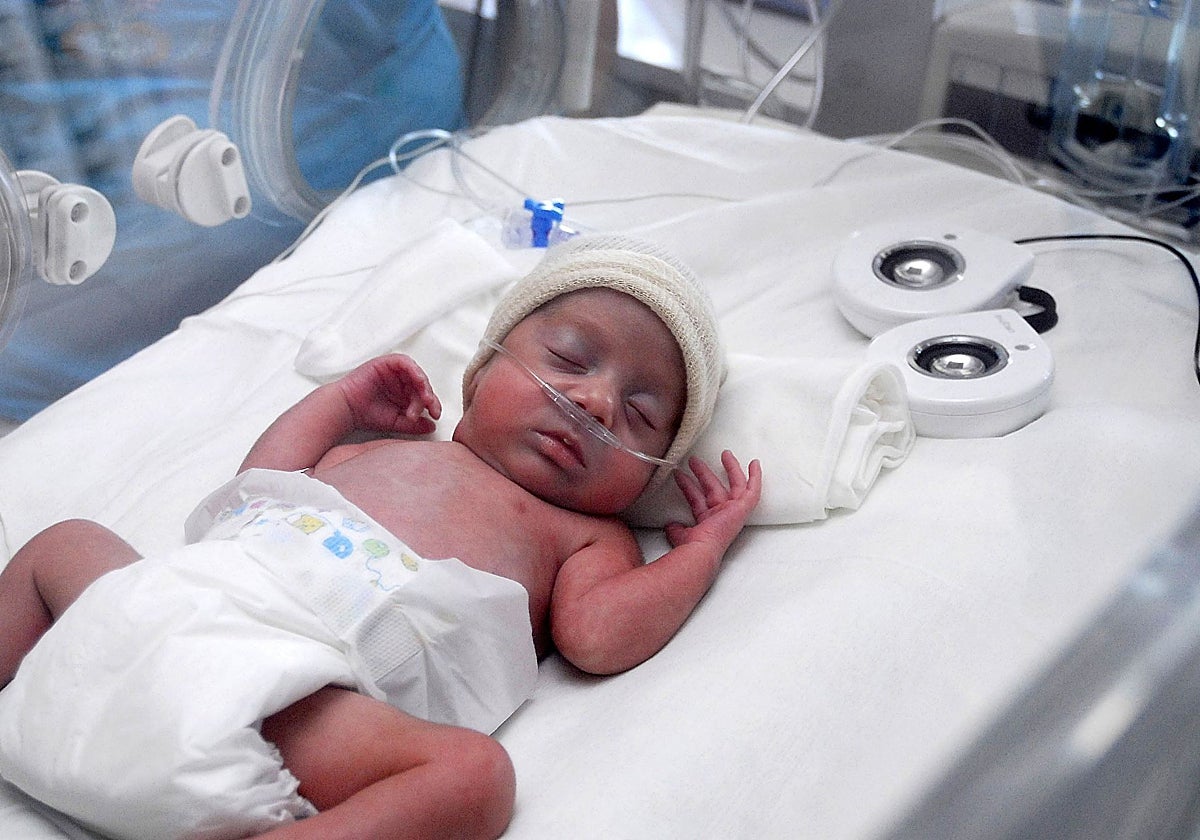 Un bebé neonato de la Unidad Neonatal del Hospital Materno Infantil de Granada