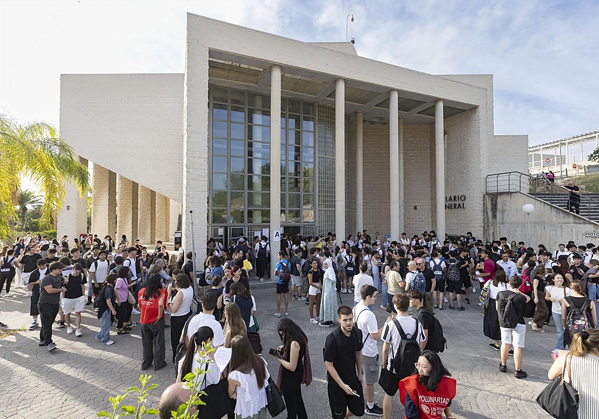Alumnos en el Campus del Espinardo de Murcia