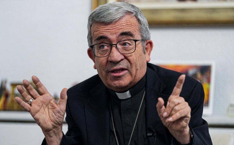 Imagen principal - Luis Argüello en diversos momentos de la entrevista en su despacho en el
