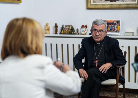 Imagen secundaria 1 - Luis Argüello en diversos momentos de la entrevista en su despacho en el