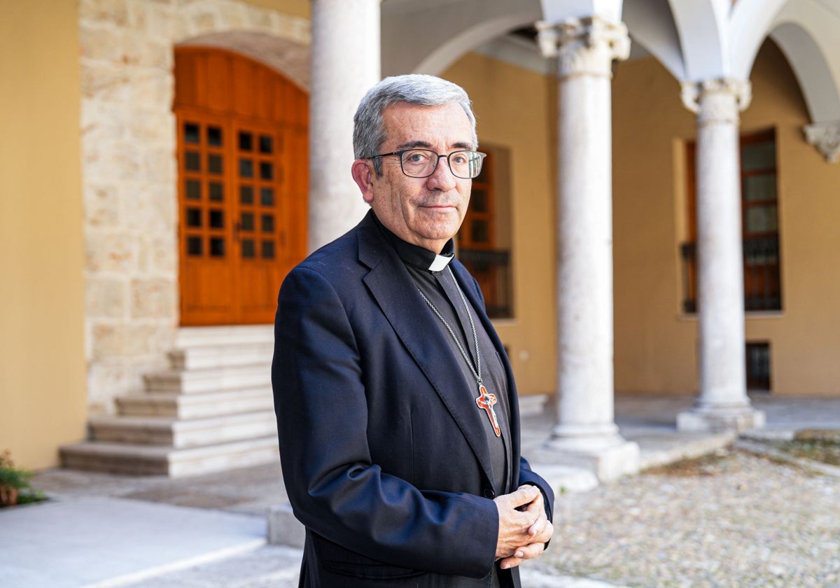 Luis Argüello en el patio del palacio arzobispal de Valladolid