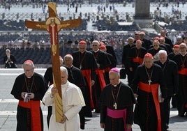 El Papa León XIV encabeza la procesión del jubileo de la Santa Sede la semana pasada, seguido de los cardenales y arzobispos de la curia vaticana
