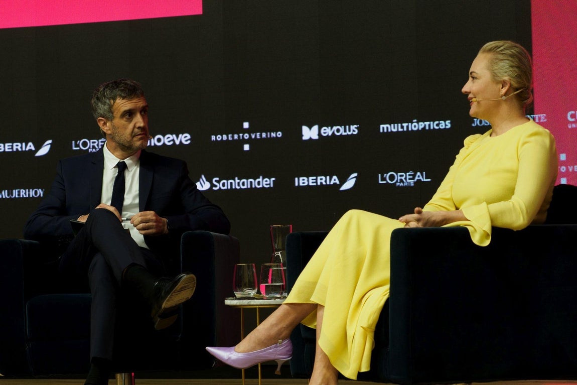 Fernando Belzunce, director general Editorial de Vocento, y Yulia Navalnaya, presidenta de la Human Rights Foundation y del consejo asesor de la AntiCorruption Foundation.