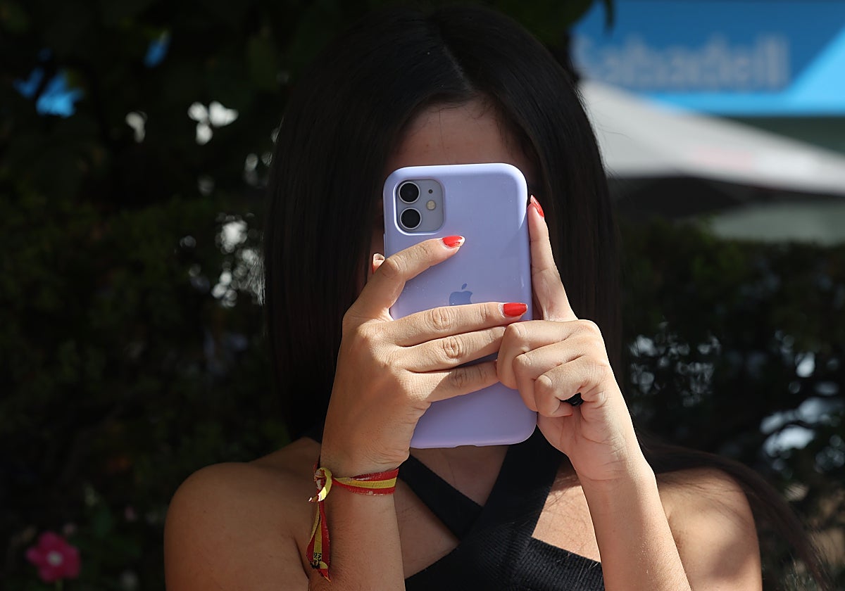 Una joven mira sus redes sociales