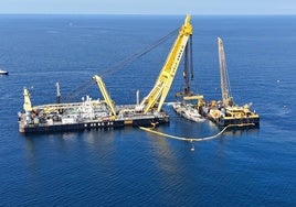 El lujoso yate Bayesian emerge tras diez meses bajo el mar de Sicilia