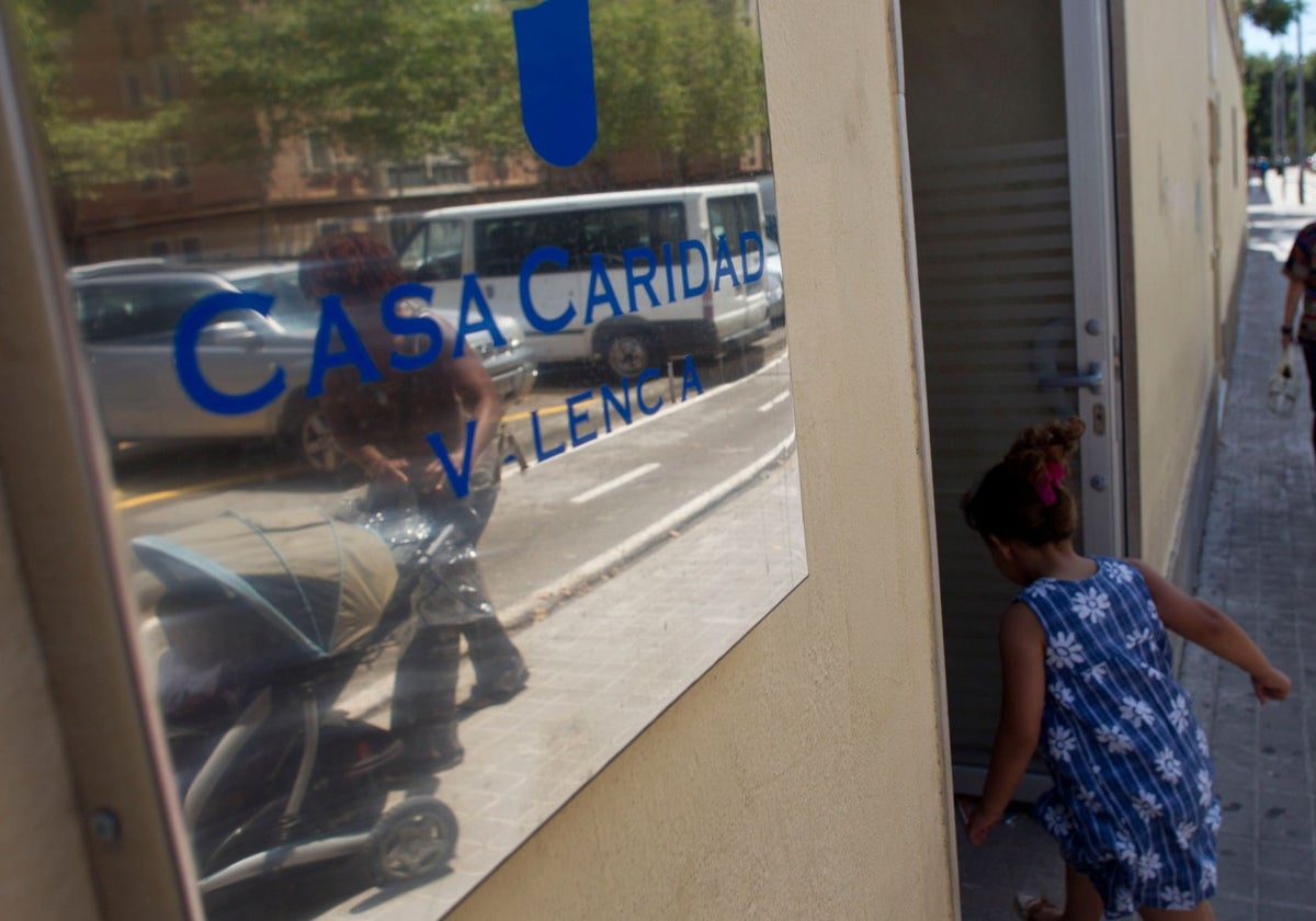 Una niña entra en un comedor social